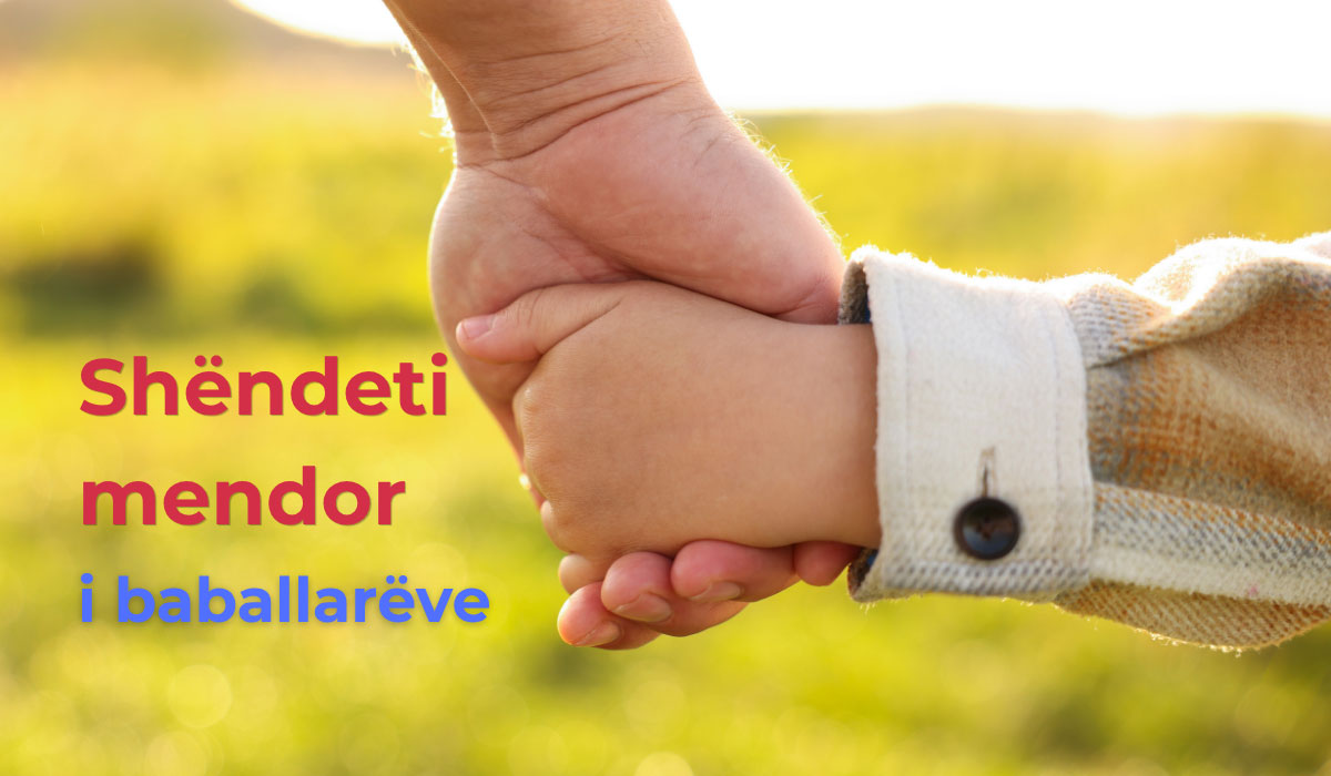 Shëndeti mendor i baballarëve – baba duke mbajtur dorën e fëmijës në natyrë, simbol i lidhjes emocionale dhe mirëqenies familjare