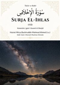 Featured image me kopertinën e librit ‘Surja El-Ihlas’ nga ‘Tefsir-e-Kebir’, e paraqitur si një libër në sfond të bardhë, me titullin në shqip, kaligrafi arabe dhe një pamje të Rrugës së Qumështit në kopertinë