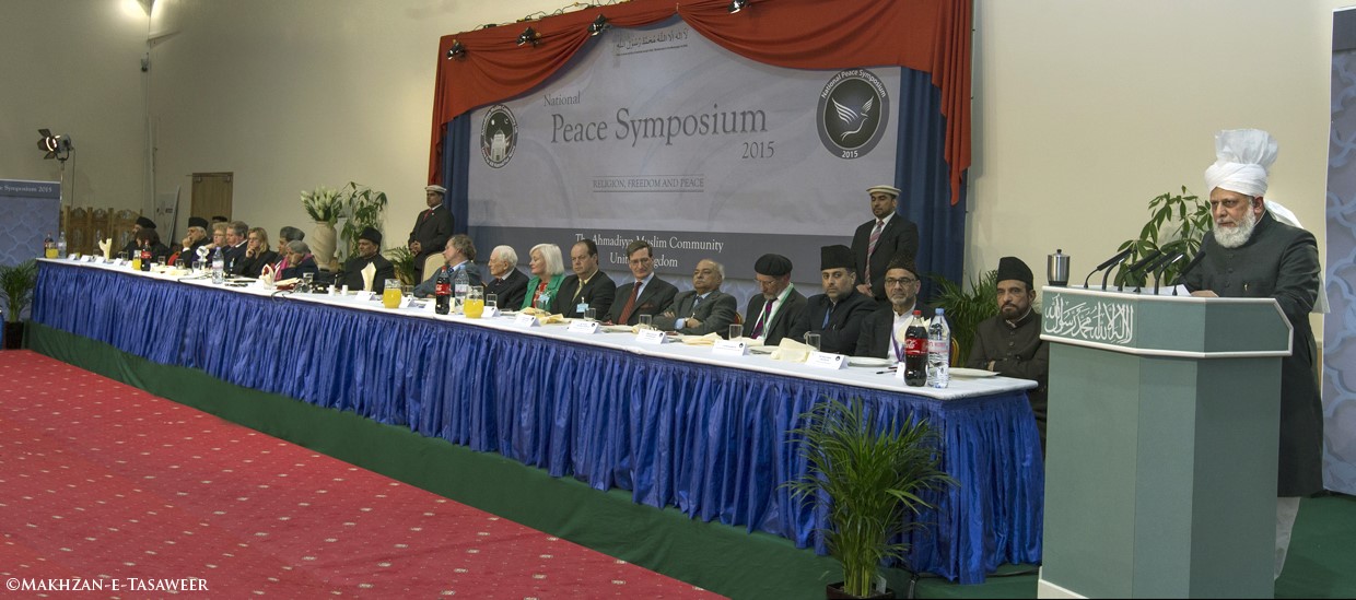 Seine Heiligkeit Mirza Masroor Ahmad bei seiner Ansprache am Peace Symposium 2015