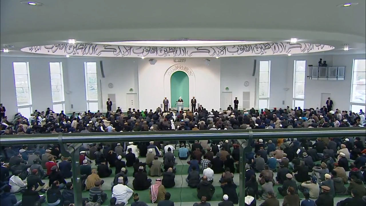 Seine Heiligkeit Mirza Masroor Ahmad bei seiner Freitagsansprache im November 2015